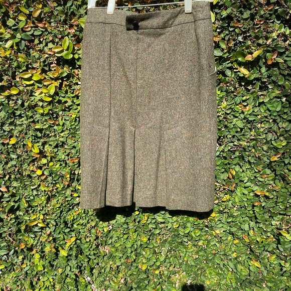 Olive green wool skirt, medium - Picture 3 of 5